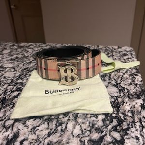Burberry men’s belt great condition. Just sitting in closet i don’t need anymore